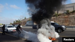 Oгaн запален од антивладините демонстранти на протестите по повод 9 месеци од смртоносниот напад на 7 октомври, под слоганот „Израел е во застој“, во близина на Шореш, Израел, 7 јули 2024 година.