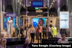 Магазин, у якому Яна продає одяг