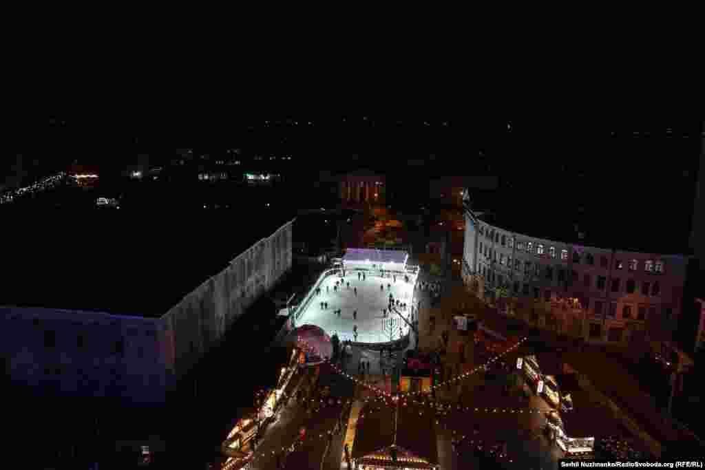 Вигляд на різдвяне містечко на Контрактовій площі під час відключення електроенергії