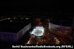 Різдвяне містечко на Контрактовій площі під час відключення електроенергії. Київ, грудень 2025 року