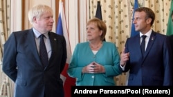 Britanski premijer Boris Džonson, nemačka kancelarka Angela Merkel i francuski predsednik Emanuel Makron na samitu G7 u Bijaricu, 24. avgust 2019.