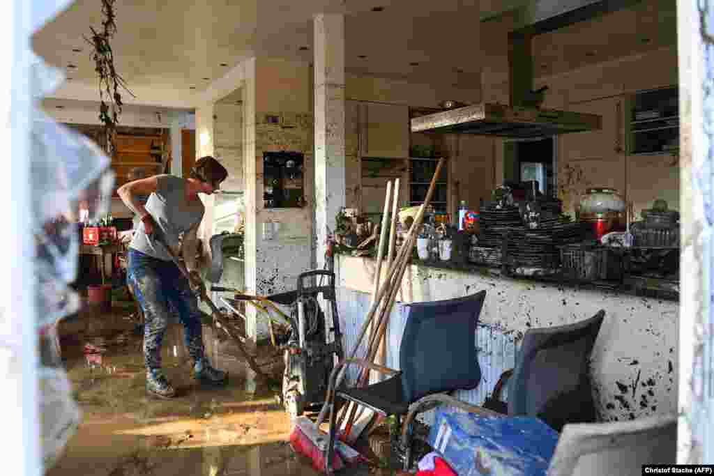 Një banore lokale pastroj shtëpinë e saj në Bad&nbsp;Neuenahr-Ahrveiler, në perëndim të Gjermanisë më 17 korrik, 2021. Shkatërrimet nga përmbytjet në Gjermani dhe pjesë të tjera në perëndim të Evropës janë përshkruar si &quot;katastrofike&quot;.&nbsp; &nbsp;