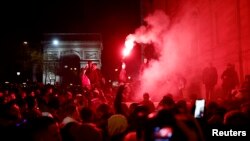 جشن فرانسوی‌ها در شانزه‌لیزه پس از پیروزی تیمشان مقابل مراکش