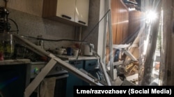 Квартира в одном из севастопольских домов, пострадавшая от осколков сбитого беспилотника 5 марта 2026 года