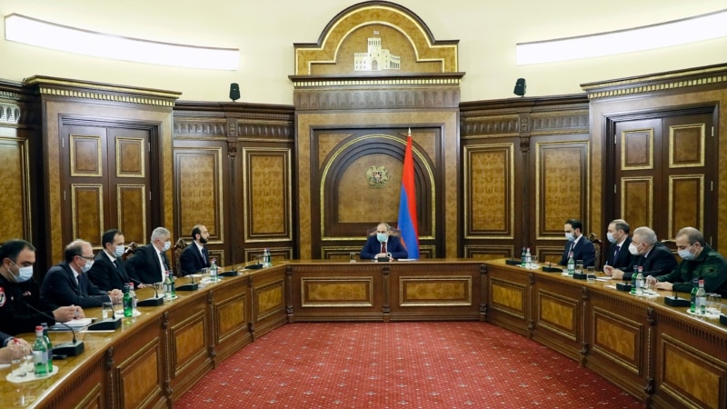 Арменияда оппозицияны колдоочулар өкмөт үйүнө кирип барышты