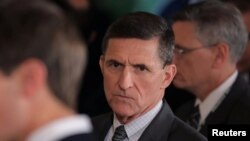 Michael Flynn (në mes)