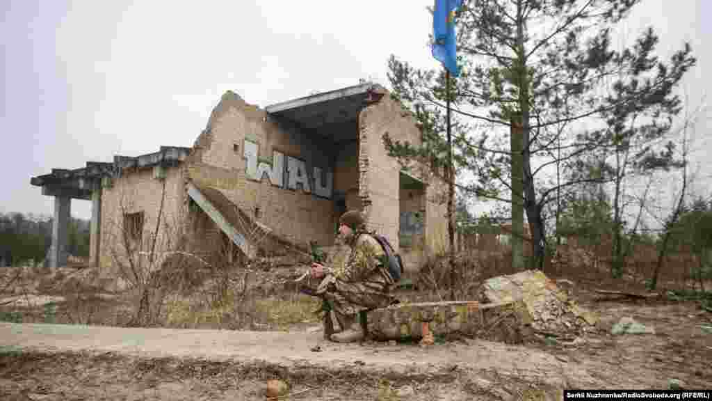 Іван, 21 рік, студент, працює в громадському секторі, 6 місяців в теробороні.&nbsp; &laquo;Прийшов, бо давно хотів, щоб здобути мінімальні навички, щоб у разі потреби застосувати їх&raquo;