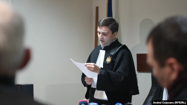 Judecătorul Sergiu Stratan citește sentința în dosarul lui Damir, Pînzari și Cojocaru, 19 ianuarie 2026.