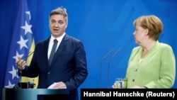 Kancelarja gjermane Angela Merkel në konferencë të përbashkët me kryetarin e Këshillit të Ministrave të Bosnje dhe Hercegovinës, Denis Zvizdiq.