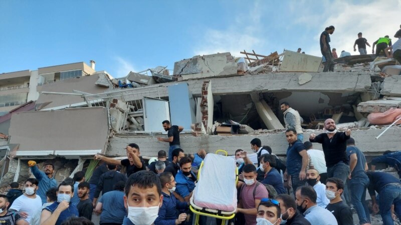 Shkon në mbi 50 numri i viktimave nga tërmeti në Turqi dhe Greqi