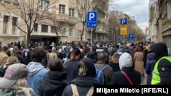 Ispred zgrade Ambasade Severne Makedonije u centru Beograda pale sveće i polažu cveće za 59 stradalih u požaru u noćnom klubu u Kočanima.