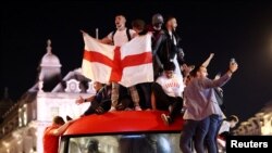 Euro 2020 - Navijači Engleske slave nakon meča, Piccadilly Circus, London (7. jul 2021.)
