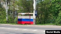 Автобусна зупинка в кольорах російського прапора в окупованому Донецьку