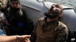 Ukrajinski vojnik prima injekciju tokom evakuacije povrijeđenih vojnika u regionu u blizini ponovo zauzetog sela Ščurove 25. septembra 2022.