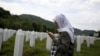 Хажра Чатич күйеуінің сүйегі жерленген зиратта құран бағыштап тұр. Потокари, Сребреница. 10 маусым 2015 жыл.