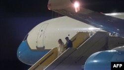 Američki državni sekretar Marco Rubio stiže sa suprugom Jeanette na aerodrom Malmo u Švedskoj 22. maja uoči sastanka ministara vanjskih poslova NATO-a.