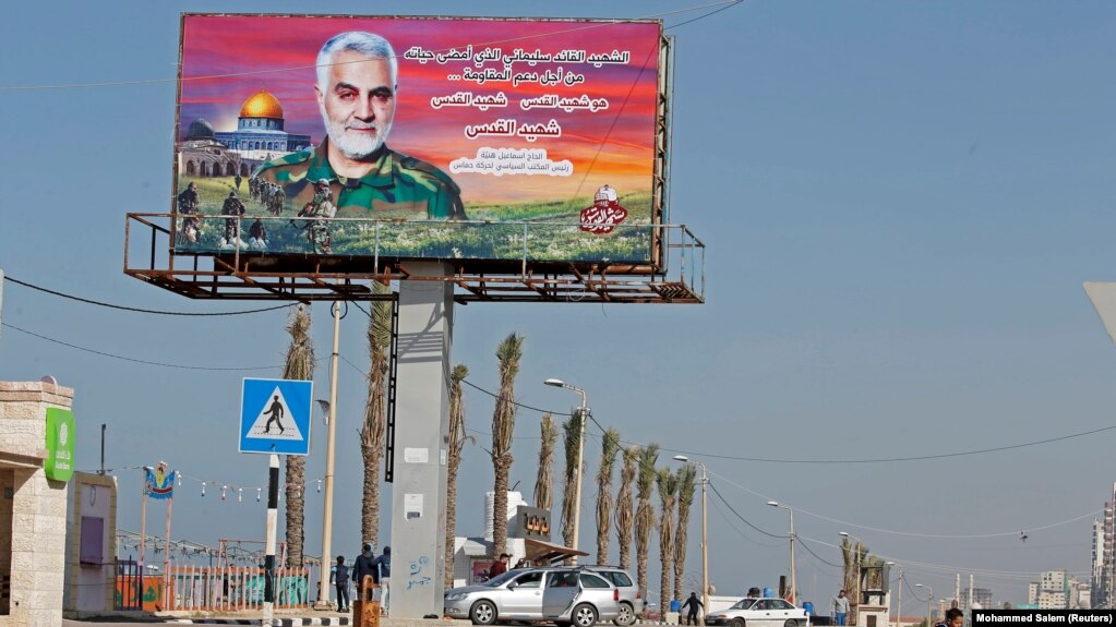 در آستانه این رزمایش تابلوهای بزرگی از قاسم سلیمانی، فرمانده نیروی قدس سپاه پاسداران در جاده ساحلی غزه نصب شده بود