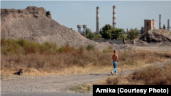 რუსთავის სამრეწველო ტერიტორია საცხოვრებელი რაიონის მეზობლად. ფოტო: Anrika/ონდრეი პეტრლიკი