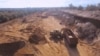 Добыча токсичного песка из защитной дамбы химического хранилища Керченского железорудного комбината, архивное фото