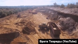 Видобуток токсичного піску із захисної дамби хімічного сховища Керченського залізорудного комбінату. Крим, архівне фото