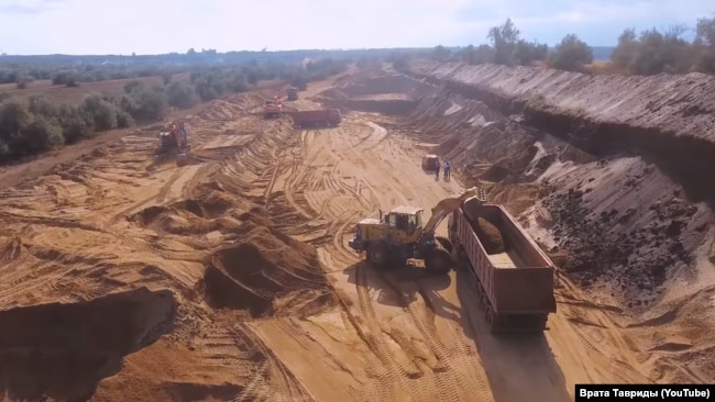 Видобуток токсичного піску із захисної дамби хімічного сховища Керченського залізорудного комбінату