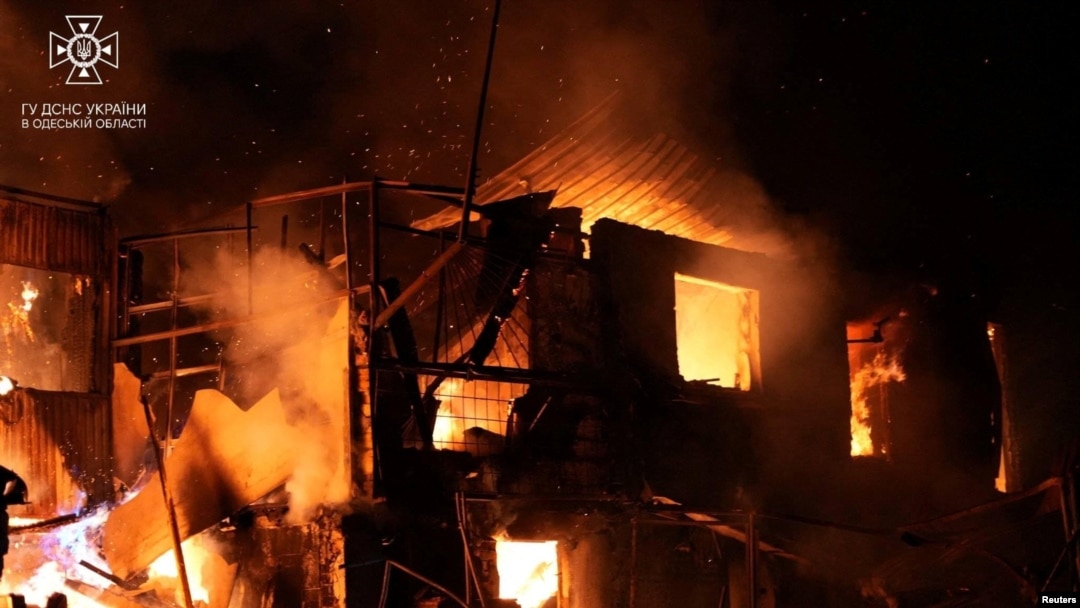 Un incendiu a izbucnit pe locul unei lovituri rusești cu drone. Regiunea Odesa, Ucraina, 27 decembrie 2023. REUTERS