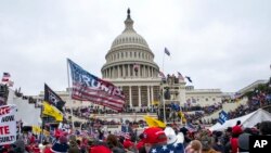 Procurorii americani încearcă să-l pună sub acuzare pe fostul președinte Donald Trump pentru instigarea la revolta din 6 ianuarie 2021 în calitate de candidat la prezidențialele din 2020, ci nu ca președinte, calitate pentru care beneficiază de imunitate.