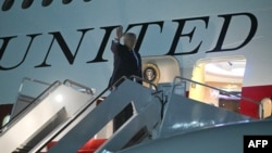 US President Donald Trump waves as he boards Air Force One on his way to the NATO summit i Ankara on July 6. 
