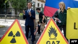 ემანუელ მაკრონის ცვილის ფიგურა Greenpeace-ის აქტივისტების მიერ პარიზში, რუსეთის საელჩოსთან გამართულ საპროტესტო აქციაზე. 2025 წლის 2 ივნისი