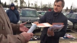 Актывісты АГП раздавалі ўлёткі каля трактарнага заводу