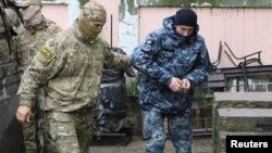 Кармалган украин морягын сотко алып бара жатышат. Симферополь, 27-июнь, 2018-жыл