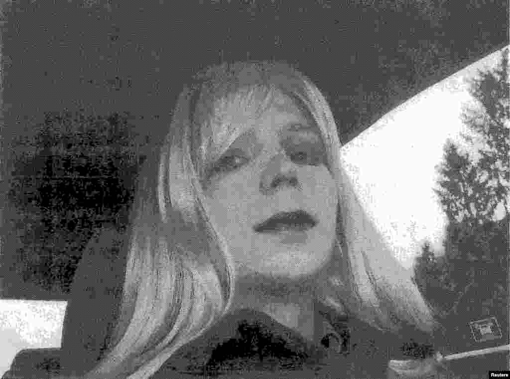 Bradley Manning îmbrăcat în femeie într-o poză din 2010. El a declarat pentru NBC: &bdquo;Vreau ca toată lumea să știe cine sînt cu adevărat. Sînt Chelsea Manning și sînt femeie.&rdquo;