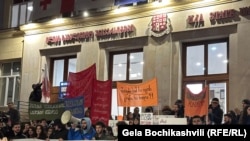 Акция протеста перед зданием Университета Ильи