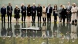 Preşedintele german Frank Walter Steinmeier (al șaselea din stânga) a depus flori la Memorialul Sinti și Roma din Berlin, 24 octombrie 2022
