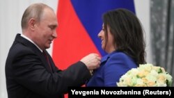 Русия президенты Владимир Путин RT каналының баш мөхәррире Маргарита Симоньянны Александр Невский ордены белән бүләкли, 2019 ел