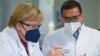 Angela Merkel și Ugur Sahin, șeful companieie de biotehnologie BioNTech, Marburg, vestul Germaniei, 19 august 19 2021. (Foto de Arne Dedert / POOL / AFP)