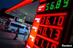 Табло з цінами на пальне перед заправкою на тлі конфлікту між США та Ізраїлем з Іраном, Бангкок, Таїланд, 26 березня 2026 року