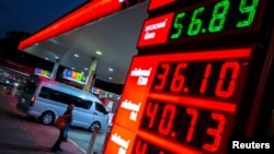 شوک ناشی از جنگ ایران باعث افزایش قیمت سوخت در سراسر جهان شده است. تابلوی قیمت سوخت در یک پمپ بنزین در بانکوک، پایتخت تایلند 