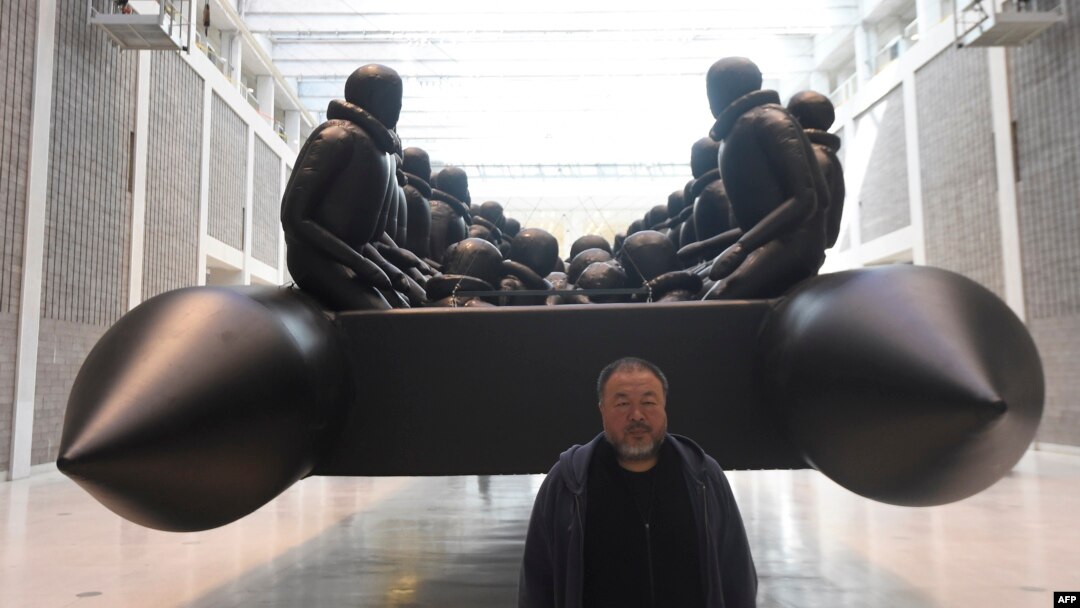 Artistul conceptual și activistul politic chinez Ai Weiwei la Galeria Națională din Praga cu barca sa de refugiați, care, pe o lungime de 70 metri, conține 258 statui, 16 martie, 2017.