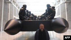 Artistul conceptual și activistul politic chinez Ai Weiwei la Galeria Națională din Praga cu barca sa de refugiați, care, pe o lungime de 70 metri, conține 258 statui, 16 martie, 2017.