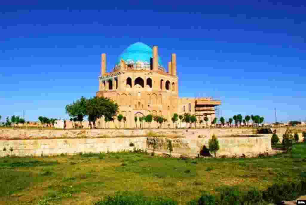 گنبد سلطانیه - استان زنجان.. تاریخ ثبت: ۲۰۰۵ گنبد سلطانیه مقبره محمد خدابنده الجایتو، هشتمین سلطان سلسله ایلخانی&zwnj;ست که در ۱۳۰۲ تا ۱۳۱۲ در شهر سلطانیه (پایتخت ایلخانیان) ساخته شد. ارتفاع آن حدود ۴۹ متر&nbsp;است.&nbsp; &nbsp;