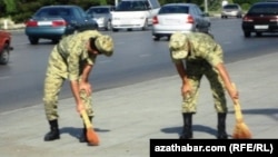 Köçeleri arasalamaga çekilen türkmen esgerleri