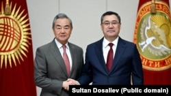 Глава МЗС Китаю Ван Ї з президентом Киргизстану Садиром Жапаровим в Бішкеку. 19 листопада 2025 року