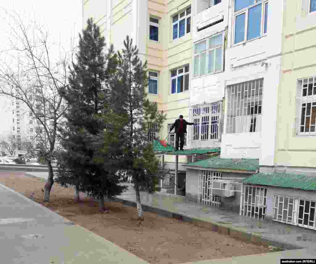 Aşgabatda ýaşaýyş jaýyň ýerzeminde ýerleşýän dükanynyň üçegini arassalaýan telekeçi