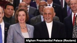 Birleşen Ştatlaryň Wekiller öýüniň spikeri Nansi Pelosi we owgan prezidenti Aşraf Gani. 20-nji oktýabr, 2019 ý.