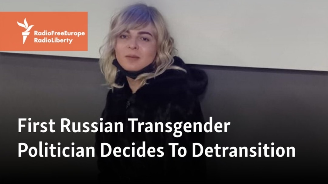 Yigitning eshagini qirdiradi va yalaydi