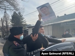 Полиция задерживает Байболата Кунболатулы, который требовал освободить его брата из китайской тюрьмы. Алматы, 1 февраля 2021 года