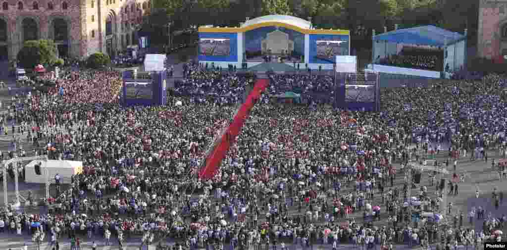 Armenia - Armenians attend a joint ecumenical service by Pope Francis and Catholicos Garegin II in Yerevan's Republic Square, 25Jun2016.