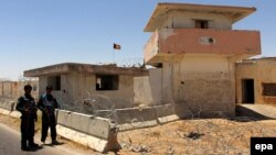 Owganystanyň howpsuzlyk güýçleri hüjüme sezewar edilen barlag-geçiş nokadyna gözegçilik edýärler, Helmand welaýatynyň Greşk etraby, 14-nji iýun, 2017