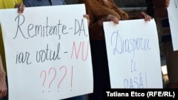 La protestul din faţa CEC „Diaspora contează, Diaspora votează!”